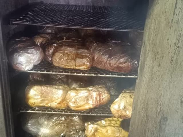 Cofre de defumação do Costela Brasília cheio de carnes embaladas